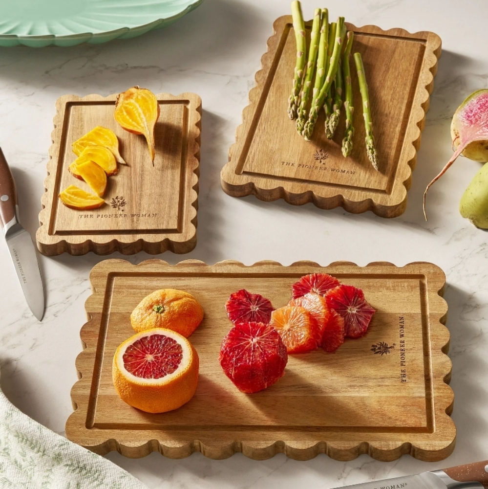❤️ 2025 The Pioneer Woman Scalloped Edge Acacia Wood Cutting Board 3 Piece Set - Picture 7 of 7